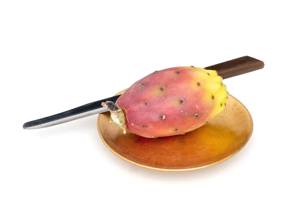 Een Indiase aka Barbarijse fig, Opuntia ficus-indica op gouden kleur plaat met mes op wit. Aka Prickly pear tonijn fruit. — Stockfoto