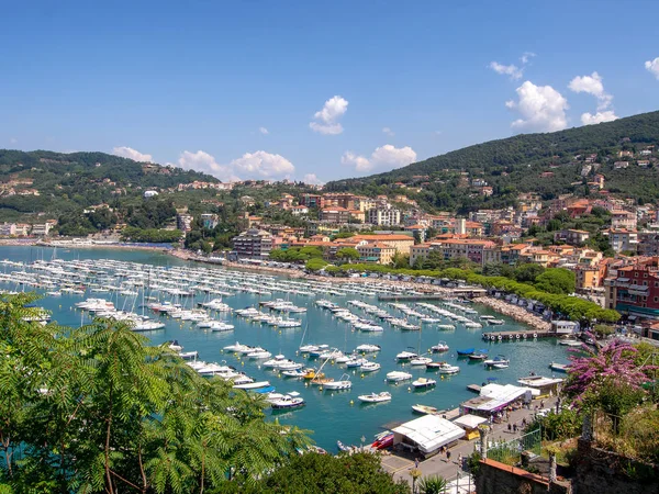 LERICI, LIGURIA, ITALIA - 18 DE AGOSTO DE 2018: Vista a través de la bahía de destino turístico popular de Lerici en la costa mediterránea, Italia. Día de verano soleado y ocupado. Mirando hacia el pueblo de San Terenzo . —  Fotos de Stock