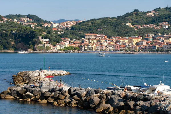 LERICI, LIGURIA, ITALY - 18 Agustus 2018: Lihat di seberang teluk tujuan wisata populer Lerici ke desa San Terenzo. Pantai Mediterania, Italia. Sibuk cerah hari musim panas . — Stok Foto