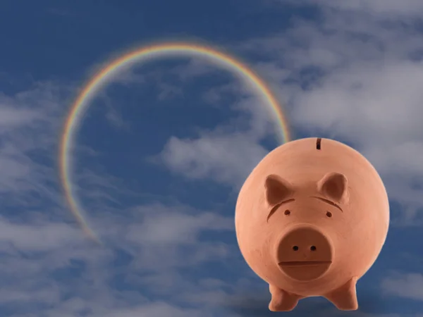 Tirelire de porc en terre cuite avec ciel nuageux et arc-en-ciel. Gestion de l'argent, concept d'investissement. Aka tirelire . — Photo