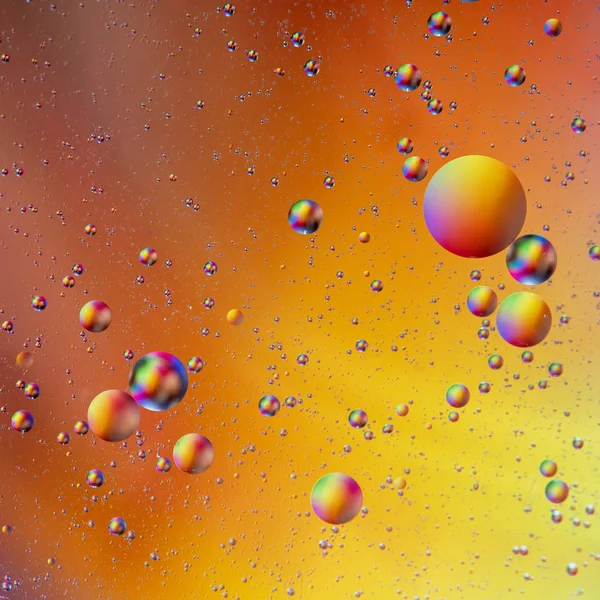 Ljus regnbåge bubblor abstrakt bakgrund. Olja och vatten abstrakt mönster. — Stockfoto