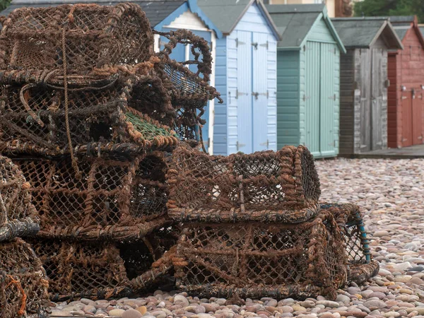 Yengeç tuzakları ve plaj kulübe Budleigh Salterton, Doğu Devon, İngiltere'de plaj. Balıkçılık ve Turizm, temel sanayi. — Stok fotoğraf