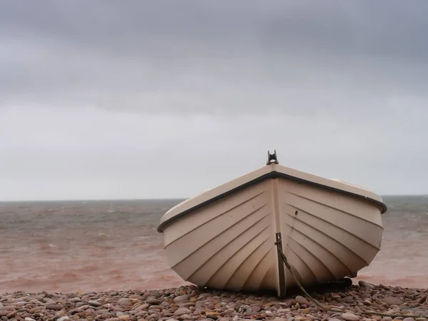 Küçük tekne Çakıl Plajı, karaya oturdu. Kış. — Stok fotoğraf