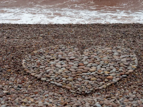 Nagy szeretet szív alakú kavicsos strandon készült. — Stock Fotó