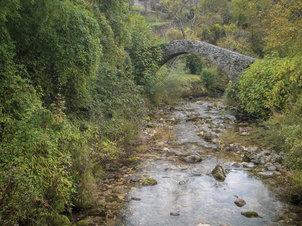 Древний каменный мост рядом с Equi Terme, Lunigiana, средневековая курортная деревня в Тоскане, Италия, известная своей серой, серной родниковой водой. В Апуанских Альпах . — стоковое фото