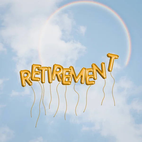 Glückliches Rentenkonzept, blauer Himmel, Regenbogen, Luftballons. Freiheit, Träume und Hoffnungen mit Textwort. Optimistische Zukunft. lizenzfreie Stockbilder