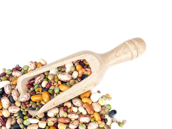 在白色背景上用木铲的各种干豆子和小扁豆。五颜六色的健康冬季食品成分. — 图库照片