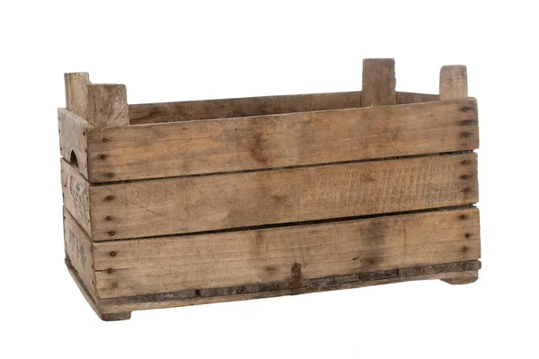 Oude houten doos, krat, geïsoleerd op wit. Vooraanzicht, lichte hoek, leeg. — Stockfoto