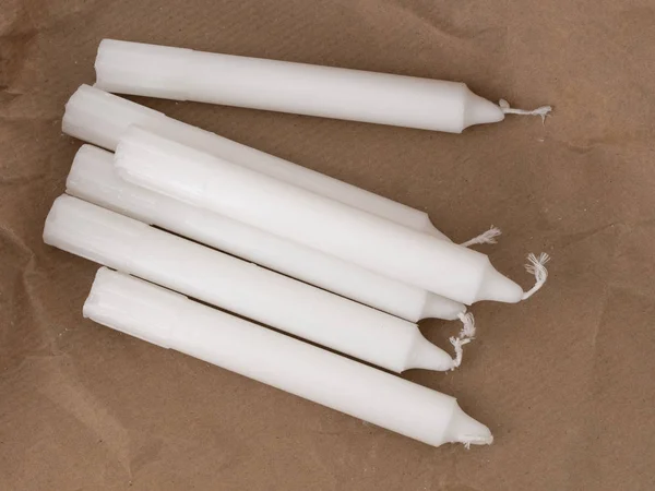 Hagyományos fehér háztartási gyertyák barna papír csomagolás. Vészvilágítás villamos biztonsági másolat. — Stock Fotó
