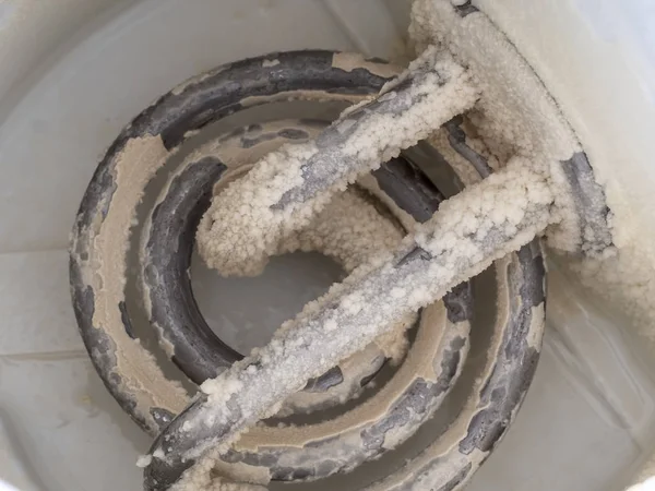 Kalkaanslag in een waterkoker. Een witte, krijtachtige residu van storting van calciumcarbonaat. Hard waterprobleem. — Stockfoto