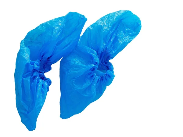 青いプラスチック靴プロテクター、白い背景で隔離のカバー。衛生医療の状況等。シングルユース、使い捨て. — ストック写真