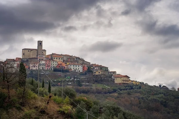 Ponzano Superiore, a typical hilltop village in Liguria, Santo Stefano di Magra comune. Lunigiana, province of La Spezia, Italy. — Stock Photo, Image