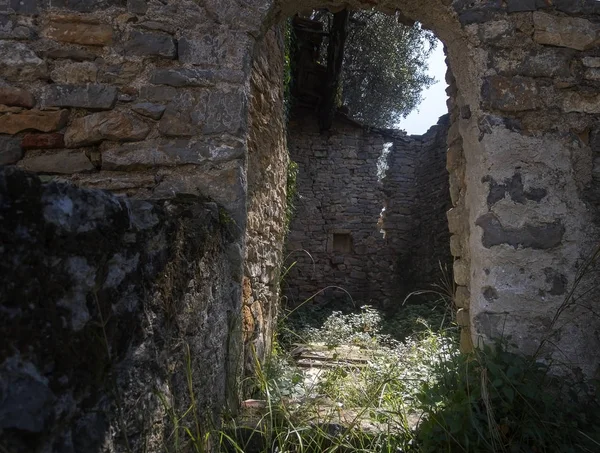 Indescritível ruína de pedra antiga sendo recuperada pela natureza, Itália . — Fotografia de Stock