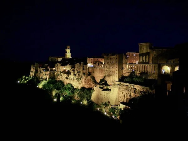 Pitigliano, Toskana, Italien - Juni 2019 - Blick auf Pitigliano am späten Abend. malerisch und ungewöhnlich - erbaut auf Tuff, Tuffstein und Vulkangestein. lizenzfreie Stockbilder