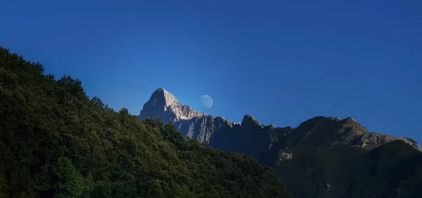 Moonrise át az Apuan Alpok, ahogy a Gragnola falu, Lunigiana Észak-Toszkánában. — Stock Fotó