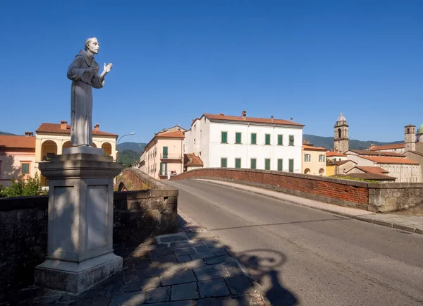 Saint Francis ancient statue on the Bridge of Four Saints, at the entrance to Pontremoli, Lunigiana, north Tuscany, Italy. — Stock Photo, Image