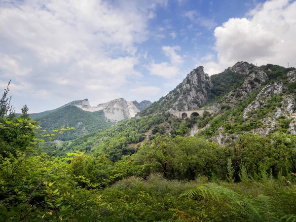 Apuan Alpok, carrarai közelében, márvány kőbányával, távolban. — Stock Fotó