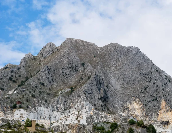 Bergstopp i Apuanska Alperna, Italien, visar marmor stenbrott vid basen. — Stockfoto