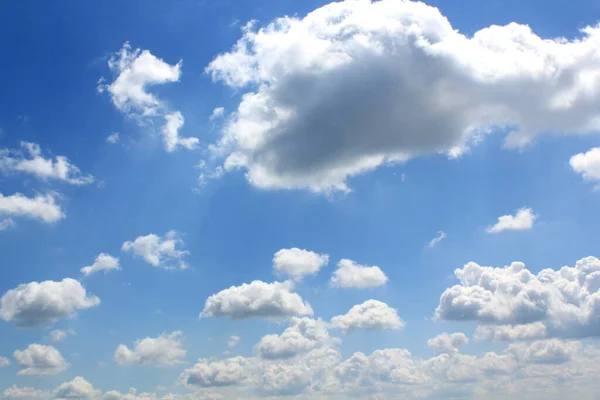 Błękitne Niebo Chmurami — Zdjęcie stockowe