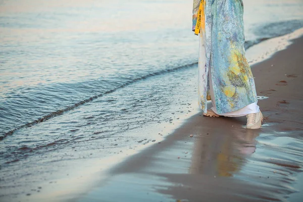 Modeste Fille Dans Chapeau Près Bord Mer Sur Plage Contre — Photo