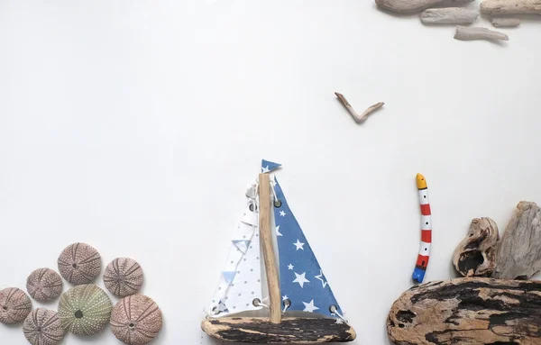 Декоративний Шаблон Яхтами Маяком Мартином Морськими Урчінами Білому Тлі — стокове фото