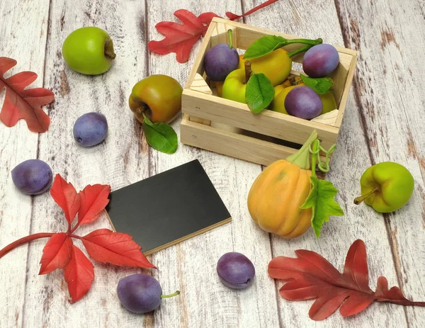 Composição Outono Frutas Artificiais Feitas Mão Verduras Uma Mesa Madeira — Fotografia de Stock