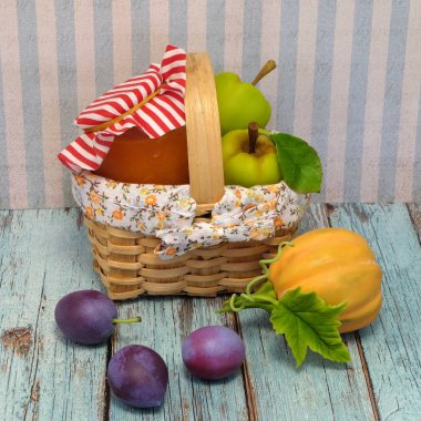 Dekoratif el yapımı meyve, sebze ve kavanoz reçel ahşap arka plan ile sepet