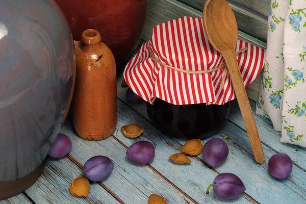 Stilleben Med Sylt Burk Keramiska Kannor Plommon Och Mogna Plommon — Stockfoto