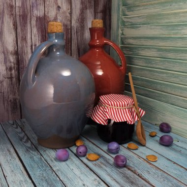 Reçel kavanozu, seramik testi, Erik ve ahşap arka plan üzerinde olgun erik ile natürmort