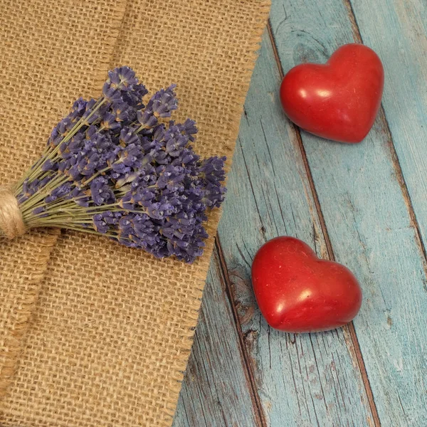 Två Keramiska Hjärtan Lavendel Och Säckväv Slitna Blå Träplankor Bakgrund — Stockfoto