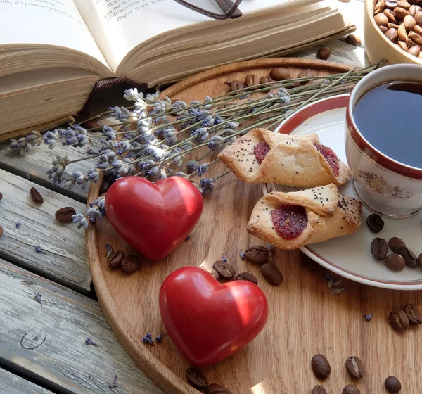 Una taza de café con malvaviscos en una bandeja de madera — Foto de Stock