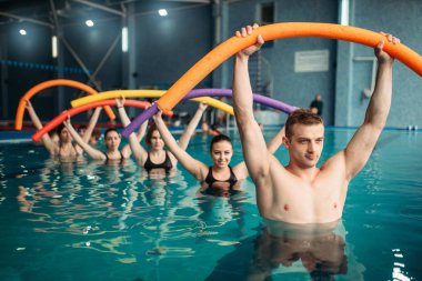 su Spor Merkezi, Kapalı Yüzme Havuzu, eğlence eğlence parlak ekipman ile Aqua aerobik egzersiz