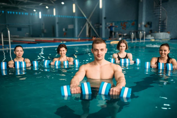 训练员和女性水上健美操组 锻炼与哑铃在游泳池培训 健身运动 水上运动 — 图库照片