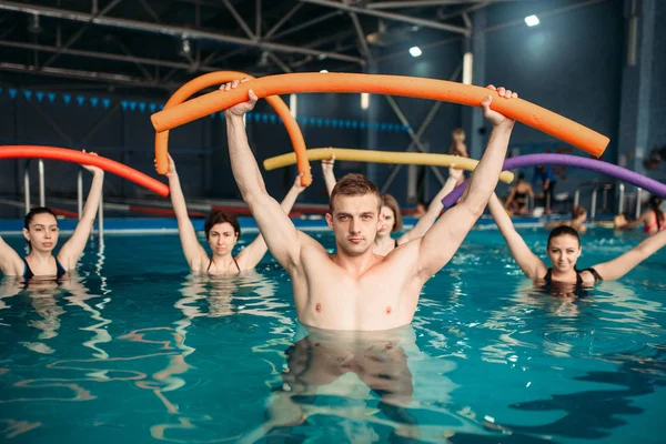 有氧锻炼与明亮在水上运动中心 室内游泳池 康乐休闲设备 — 图库照片