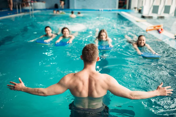 Férfi Edző Együttműködik Női Csoport Edzést Medencében Aqua Aerobic Oktatás — Stock Fotó