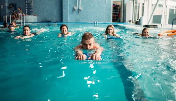 Entraînement Aérobic Aquatique Avec Équipement Dans Centre Sports Nautiques Piscine — Photo