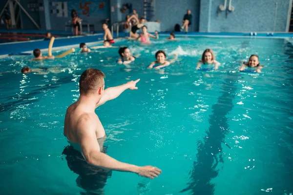 Vattenaerobics Träningspass Med Utrustning Vatten Sportcenter Inomhuspool Rekreation Fritid — Stockfoto