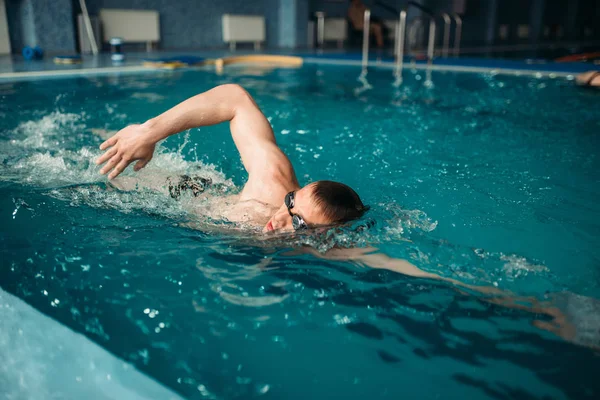 Nuotatore Maschile Maschera Nuotare Durante Allenamento Piscina — Foto Stock