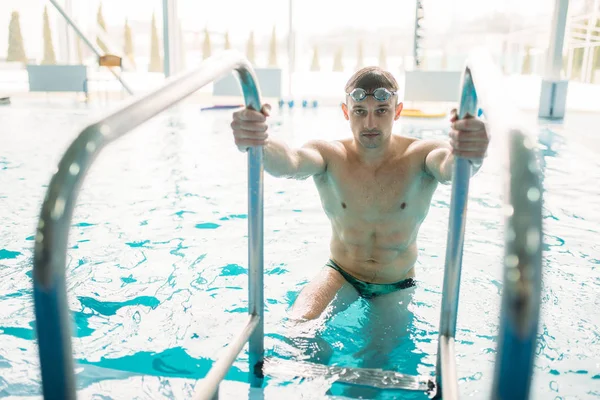 Αρσενικό Κολυμβητής Στα Γυαλιά Αναρρίχηση Πισίνα — Φωτογραφία Αρχείου