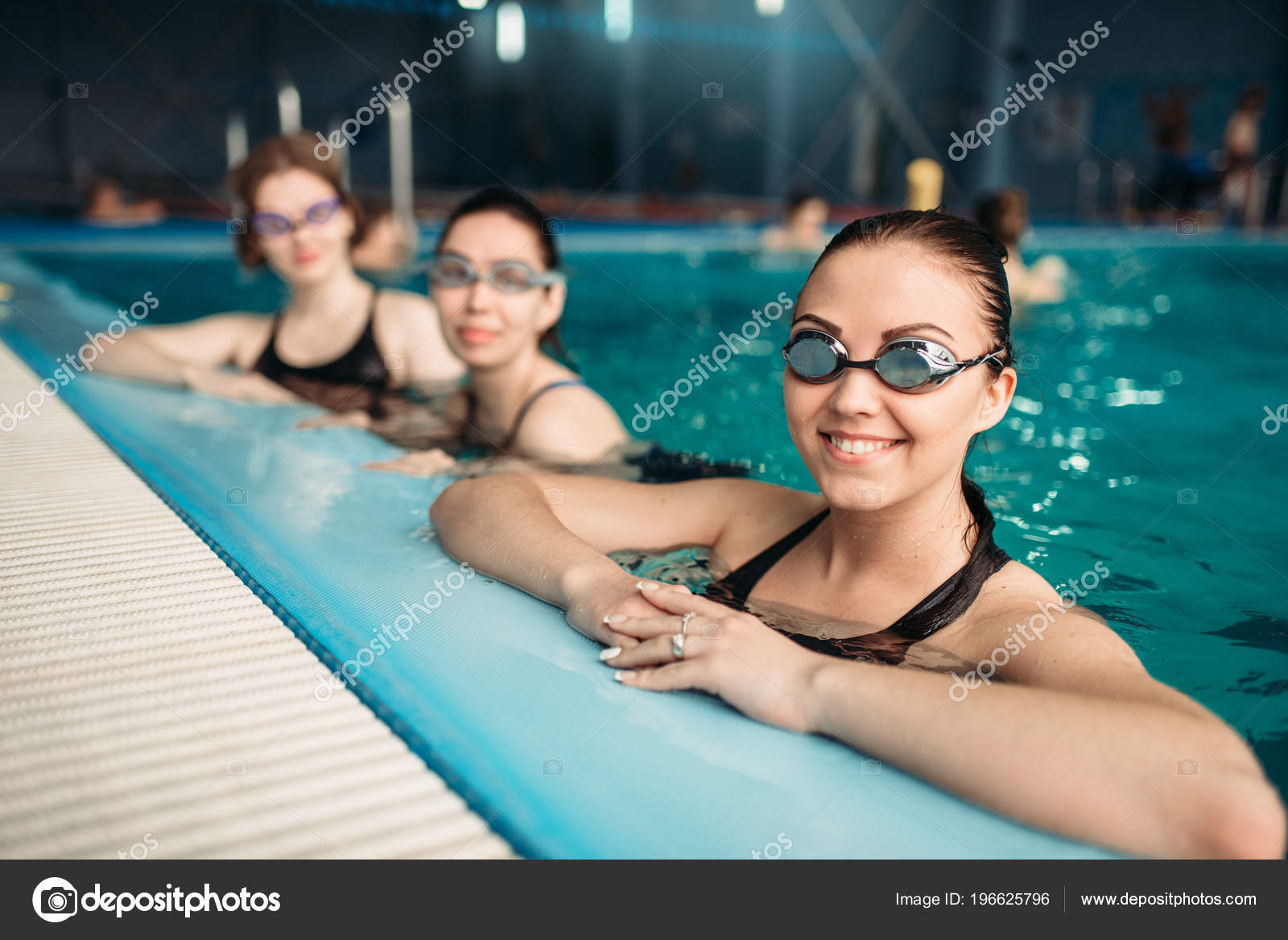 Les Nageuses Lunettes L'entraînement Dans Piscine Femmes Maillots