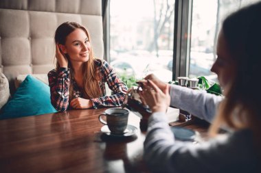 Genç kadın kahve Cafe onun kız arkadaşı için dökme