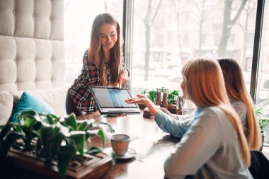iş sunma üstünde laptop kafe, modern reklam teknolojileri