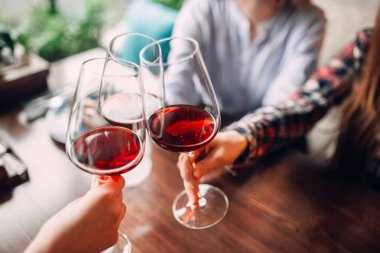 Genç kadınlar kafede kutlama kırmızı şarap içme üç arkadaşlar portresi