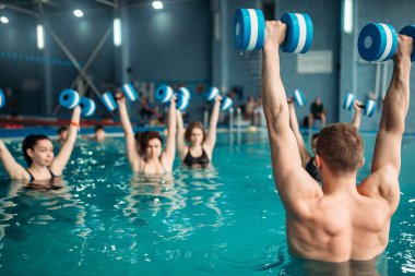 su Spor Merkezi, Kapalı Yüzme Havuzu, eğlence eğlence dumbbells ile Aqua aerobik egzersiz