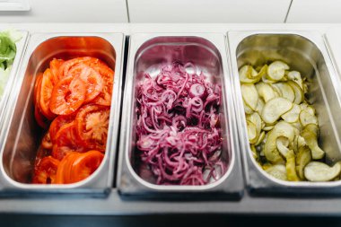 Yemek pişirmek için taze malzemelerle metal paletler