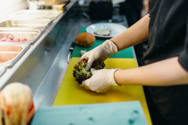  Şef marul, hazırlama eldiven eller yemek hamburger