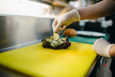  Şef marul, hazırlama eldiven eller yemek hamburger