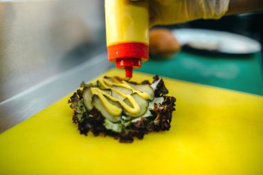 hardal, hamburger hazırlama işlemi ekleme aşçı