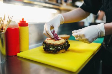 iş, hamburger hazırlama işlemi eldiven erkek aşçı