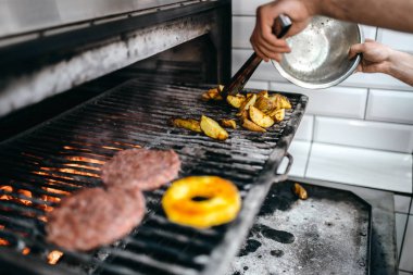 Erkek yemek patates, ızgara ızgara fırın pişirme